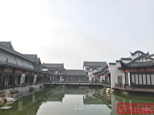 園區(qū)內(nèi)古典園林式紅木文化體驗(yàn)中心