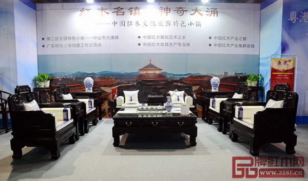 中國紅木文化旅游特色小鎮(zhèn)展區(qū)內(nèi)展出的紅木家具精品 中國紅木文化旅游特色小鎮(zhèn)展區(qū)內(nèi)展出的紅木家具精品