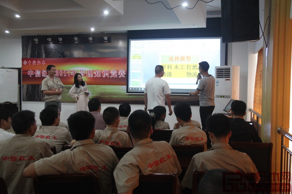 參賽選手在臺(tái)上緊張地答題中 參賽選手在臺(tái)上緊張地答題中