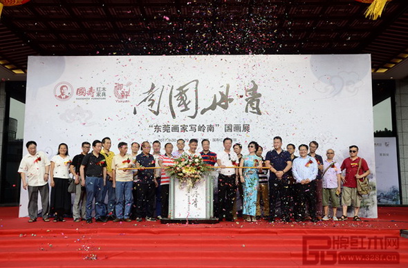 中國傳統(tǒng)工藝大師、國壽紅木董事長陳國壽(前排右四)、廣東省書法家協(xié)會副主席、東莞市文聯(lián)主席周漢標(biāo)(前排左四),東莞市美術(shù)家協(xié)會主席、嶺南畫院終身名譽(yù)院長黃澤森(前排左三),東莞市美術(shù)家協(xié)會名譽(yù)主席、東莞市收藏家協(xié)會名譽(yù)會長張群炎(前排左五),東莞市收藏家協(xié)會會長鄭祖任(前排左二),國壽紅木董事長夫人倫群章(前排右三)、副董事長陳淦凡(后排左六)、總經(jīng)理陳衛(wèi)棠(前排右二),御軒藝術(shù)品有限公司總經(jīng)理黎俊杰(前排右一)以及“南國丹青—東莞畫家寫嶺南”項目部分美術(shù)家共同參與了“南國丹青—東莞畫家寫嶺南”國畫展啟動儀式 中國傳統(tǒng)工藝大師、國壽紅木董事長陳國壽(前排右四)、廣東省書法家協(xié)會副主席、東莞市文聯(lián)主席周漢標(biāo)(前排左四),東莞市美術(shù)家協(xié)會主席、嶺南畫院終身名譽(yù)院長黃澤森(前排左三),東莞市美術(shù)家協(xié)會名譽(yù)主席、東莞市收藏家協(xié)會名譽(yù)會長張群炎(前排左五),東莞市收藏家協(xié)會會長鄭祖任(前排左二),國壽紅木董事長夫人倫群章(前排右三)、副董事長陳淦凡(后排左六)、總經(jīng)理陳衛(wèi)棠(前排右二),御軒藝術(shù)品有限公司總經(jīng)理黎俊杰(前排右一)以及“南國丹青—東莞畫家寫嶺南”項目部分美術(shù)家共同參與了“南國丹青—東莞畫家寫嶺南”國畫展啟動儀式