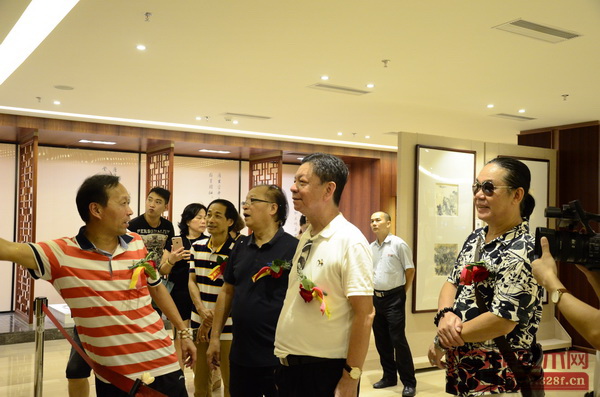 中國傳統(tǒng)工藝大師、國壽紅木董事長陳國壽(右二),廣東省書法家協(xié)會副主席、東莞市文聯(lián)主席周漢標(biāo)(左一),東莞市市美術(shù)家協(xié)會主席、嶺南畫院終身名譽(yù)院長黃澤森(右三)共同參展評鑒書畫作品 中國傳統(tǒng)工藝大師、國壽紅木董事長陳國壽(右二),廣東省書法家協(xié)會副主席、東莞市文聯(lián)主席周漢標(biāo)(左一),東莞市市美術(shù)家協(xié)會主席、嶺南畫院終身名譽(yù)院長黃澤森(右三)共同參展評鑒書畫作品