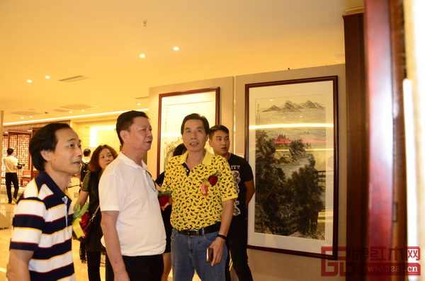中國傳統(tǒng)工藝大師、國壽紅木董事長陳國壽(左二)與東莞市美術(shù)協(xié)會副主席莫金水(右一)現(xiàn)場點評畫作 中國傳統(tǒng)工藝大師、國壽紅木董事長陳國壽(左二)與東莞市美術(shù)協(xié)會副主席莫金水(右一)現(xiàn)場點評畫作