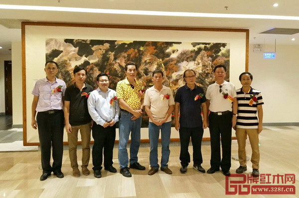 中國傳統(tǒng)工藝大師、國壽紅木董事長陳國壽(右二),東莞市美術(shù)家協(xié)會主席、嶺南畫院終身名譽(yù)院長黃澤森(右三),東莞市收藏家協(xié)會會長鄭祖任(右四),東莞市美術(shù)協(xié)會副主席莫金水(左四),御軒藝術(shù)品有限公司總經(jīng)理黎俊杰(左三)以及眾多美術(shù)家合影留念 中國傳統(tǒng)工藝大師、國壽紅木董事長陳國壽(右二),東莞市美術(shù)家協(xié)會主席、嶺南畫院終身名譽(yù)院長黃澤森(右三),東莞市收藏家協(xié)會會長鄭祖任(右四),東莞市美術(shù)協(xié)會副主席莫金水(左四),御軒藝術(shù)品有限公司總經(jīng)理黎俊杰(左三)以及眾多美術(shù)家合影留念