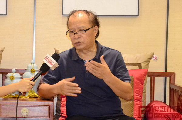 東莞市美術(shù)家協(xié)會主席、嶺南畫院終身名譽(yù)院長黃澤森接受品牌紅木采訪 東莞市美術(shù)家協(xié)會主席、嶺南畫院終身名譽(yù)院長黃澤森接受品牌紅木采訪