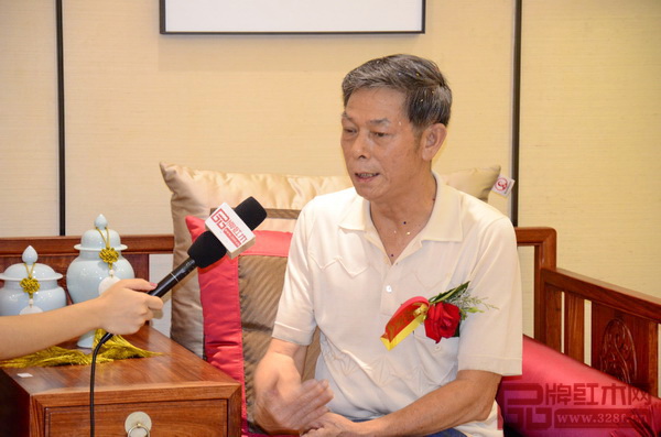 東莞市收藏家協(xié)會會長鄭祖任接受品牌紅木采訪 東莞市收藏家協(xié)會會長鄭祖任接受品牌紅木采訪