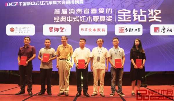 原故宮博物院文??萍疾恐魅尾莒o樓(左三)、亞太地區(qū)手工藝大師馮文土(右三)為“首屆消費者喜愛的經(jīng)典中式紅木家具獎·金鉆獎”獲獎?wù)摺猩郊彭嵔瘢ù蟛煌⒅猩綄氂?、中山長豐家具、江西魯班木藝、福建唐結(jié)紅木頒發(fā)證書 原故宮博物院文??萍疾恐魅尾莒o樓(左三)、亞太地區(qū)手工藝大師馮文土(右三)為“首屆消費者喜愛的經(jīng)典中式紅木家具獎·金鉆獎”獲獎?wù)摺猩郊彭嵔瘢ù蟛煌?、中山寶御堂、中山長豐家具、江西魯班木藝、福建唐結(jié)紅木頒發(fā)證書