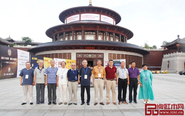 “首屆(2017)中國新中式紅木家具評選”專家評審團在紅博城合影 “首屆(2017)中國新中式紅木家具評選”專家評審團在紅博城合影