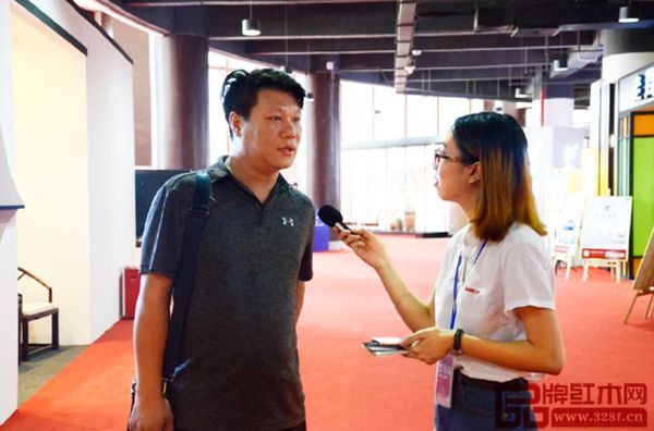 參會經(jīng)銷商在大會現(xiàn)場接受《品牌紅木》雜志記者采訪