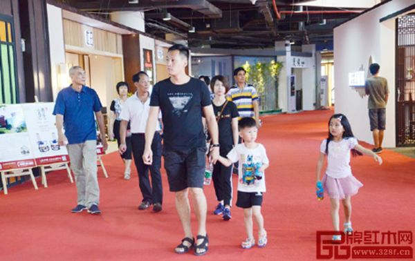  購置全屋紅木家具的“家庭團”