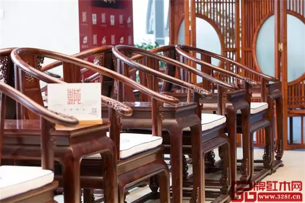 大成尚品紅木家具設(shè)置的高端的紅木家具休息區(qū)