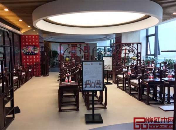 大成尚品紅木家具設(shè)置的高端的紅木家具休息區(qū)