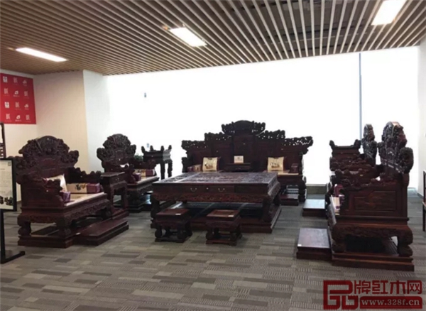 大成尚品紅木家具設(shè)置的高端的紅木家具休息區(qū)