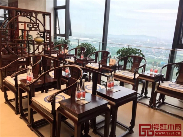 大成尚品紅木家具設(shè)置的高端的紅木家具休息區(qū)