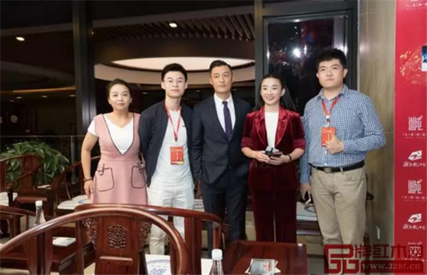 大成尚品特別定制的本屆電影節(jié)紀(jì)念章伴手禮