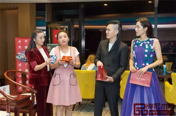 大成尚品特別定制的本屆電影節(jié)紀(jì)念章伴手禮