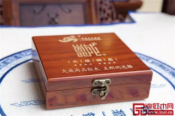 大成尚品特別定制的本屆電影節(jié)紀(jì)念章伴手禮