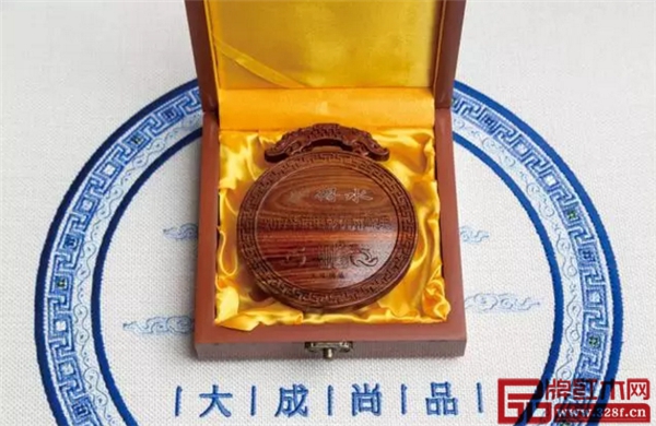 大成尚品特別定制的本屆電影節(jié)紀(jì)念章伴手禮