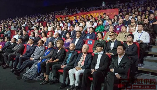 在觀眾席上處處有大成尚品紅木的字樣