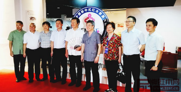 全國政協(xié)委員、全國工商聯(lián)第九屆副主席程路(左五),中山市政協(xié)主席丘樹宏(右四),中山市委常委陸維智(左四),深圳市政協(xié)原副主席邵漢青(右三),全國工商聯(lián)執(zhí)委、全國工商聯(lián)民間文物藝術品商會會長宋建文(左三),中山職業(yè)技術學院黨組書記尹緒忠(左二),中山市大涌鎮(zhèn)黨委書記郭叢樞(右二),全國工商聯(lián)藝術紅木家具專業(yè)委員會執(zhí)行會長、弘木傳媒CEO林偉華(右一),中國(大涌)紅木文化博覽城董事長林孟禮(左一)在“新意思”新中式紅木家具設計展展區(qū)前合影 全國政協(xié)委員、全國工商聯(lián)第九屆副主席程路(左五),中山市政協(xié)主席丘樹宏(右四),中山市委常委陸維智(左四),深圳市政協(xié)原副主席邵漢青(右三),全國工商聯(lián)執(zhí)委、全國工商聯(lián)民間文物藝術品商會會長宋建文(左三),中山職業(yè)技術學院黨組書記尹緒忠(左二),中山市大涌鎮(zhèn)黨委書記郭叢樞(右二),全國工商聯(lián)藝術紅木家具專業(yè)委員會執(zhí)行會長、弘木傳媒CEO林偉華(右一),中國(大涌)紅木文化博覽城董事長林孟禮(左一)在“新意思”新中式紅木家具設計展展區(qū)前合影