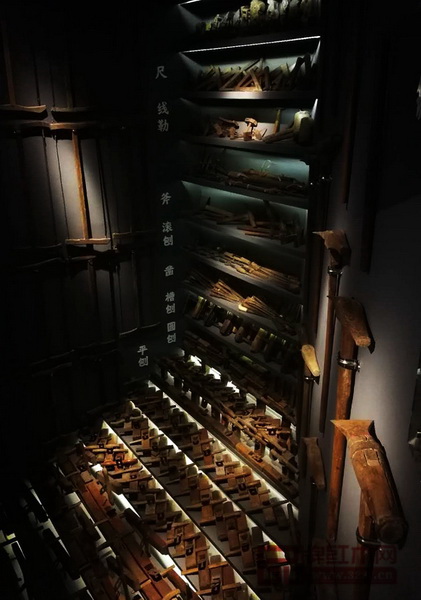 “相古美術木作工具展”主要展出清代及民國時期的斧、刨、鋸、錘、鉆、鑿、銼等三十多種中國傳統(tǒng)木作工具 “相古美術木作工具展”主要展出清代及民國時期的斧、刨、鋸、錘、鉆、鑿、銼等三十多種中國傳統(tǒng)木作工具