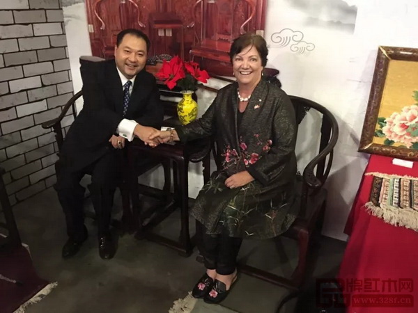 加拿大前副總理希拉·科普斯女士（右）現(xiàn)場試坐太和木作皇宮椅并與太和木作董事長關(guān)毅先生交談