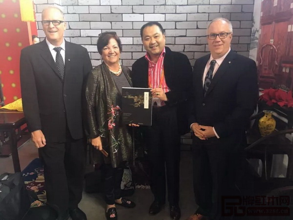 太和木作董事長關(guān)毅（右二）向希拉副總理（左二）與加尼爾主席（右二）贈送故宮十年修復(fù)書籍《木藝奢華》