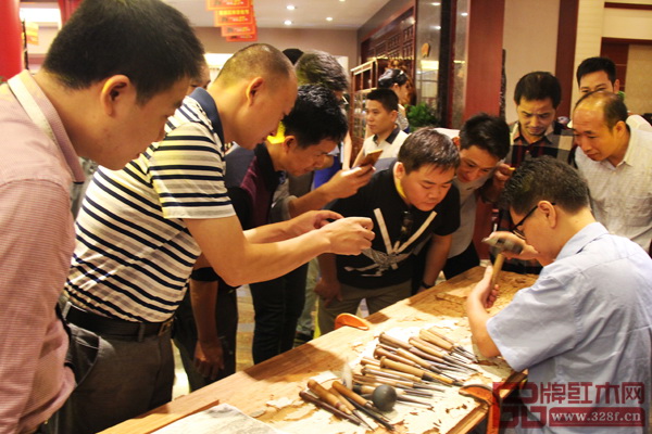 通過(guò)變幻的鏡頭發(fā)現(xiàn)紅木雕刻藝術(shù)之髓,品味傳統(tǒng)文化之美(資料圖) 通過(guò)變幻的鏡頭發(fā)現(xiàn)紅木雕刻藝術(shù)之髓,品味傳統(tǒng)文化之美(資料圖)