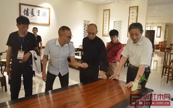 全聯(lián)藝術(shù)紅木家具專業(yè)委員會專家顧問、原故宮博物院文??萍疾恐魅尾莒o樓(右一)作為中國·瑞麗“神工獎(jiǎng)”評審,對參選紅木家具進(jìn)行品鑒 全聯(lián)藝術(shù)紅木家具專業(yè)委員會專家顧問、原故宮博物院文??萍疾恐魅尾莒o樓(右一)作為中國·瑞麗“神工獎(jiǎng)”評審,對參選紅木家具進(jìn)行品鑒