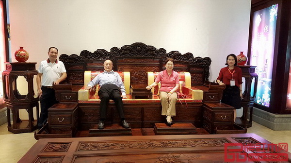 全國(guó)政協(xié)副主席、民革中央常務(wù)副主席、中國(guó)創(chuàng)意產(chǎn)業(yè)之父厲無畏(左二)偕夫人鄭秀珠(右二)與御乾堂董事長(zhǎng)馬海軍(左一),御乾堂總經(jīng)理馬姣姣(右一)合影 全國(guó)政協(xié)副主席、民革中央常務(wù)副主席、中國(guó)創(chuàng)意產(chǎn)業(yè)之父厲無畏(左二)偕夫人鄭秀珠(右二)與御乾堂董事長(zhǎng)馬海軍(左一),御乾堂總經(jīng)理馬姣姣(右一)合影