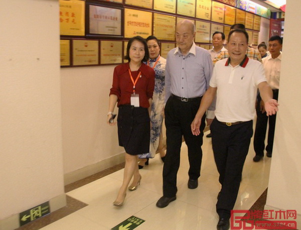 御乾堂董事長(zhǎng)馬海軍引導(dǎo)厲無畏一行參觀御乾堂展廳 御乾堂董事長(zhǎng)馬海軍引導(dǎo)厲無畏一行參觀御乾堂展廳