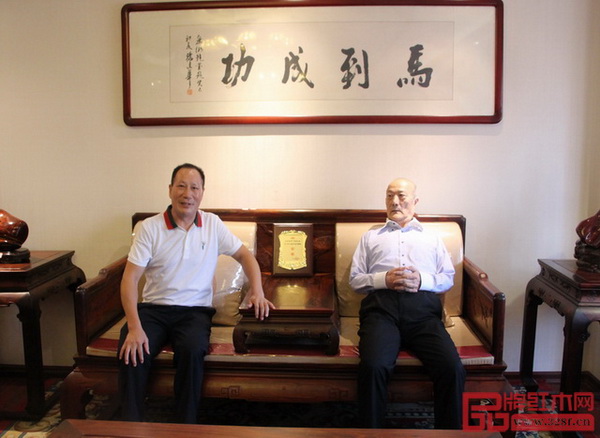 御乾堂董事長(zhǎng)馬海軍（左一)與厲無畏合影