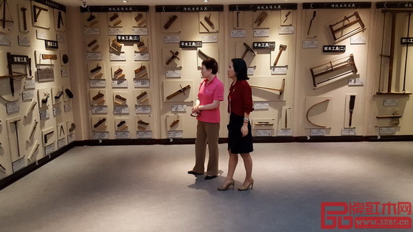 御乾堂總經(jīng)理馬姣姣(右一)陪同厲無畏夫人鄭秀珠(右二)參觀中國(guó)傳統(tǒng)家具榫卯結(jié)構(gòu)陳列館 御乾堂總經(jīng)理馬姣姣(右一)陪同厲無畏夫人鄭秀珠(右二)參觀中國(guó)傳統(tǒng)家具榫卯結(jié)構(gòu)陳列館