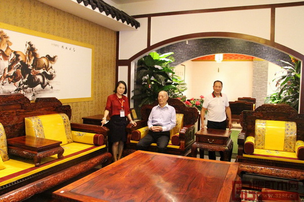 厲無畏表示御乾堂家具的文化性和舒適度結(jié)合的很好 厲無畏表示御乾堂家具的文化性和舒適度結(jié)合的很好