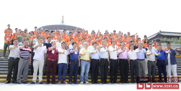 出席嘉賓與全體參賽選手合影留念