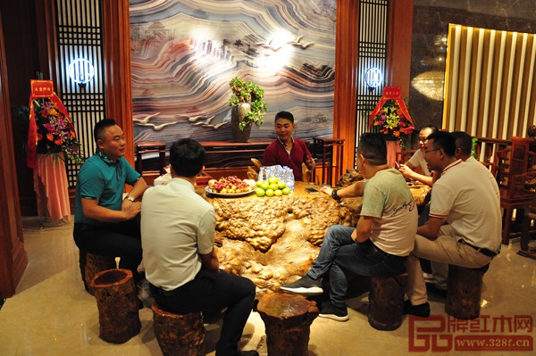 地天泰董事長(左一)與嘉賓交談,共探行業(yè)發(fā)展 地天泰董事長(左一)與嘉賓交談,共探行業(yè)發(fā)展