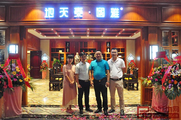 地天泰董事長許貴祿（右二）與品牌紅木網(wǎng)精英團(tuán)隊合影留念