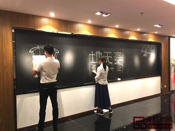 輕松愜意的地天泰辦公交流區(qū)一角 輕松愜意的地天泰辦公交流區(qū)一角