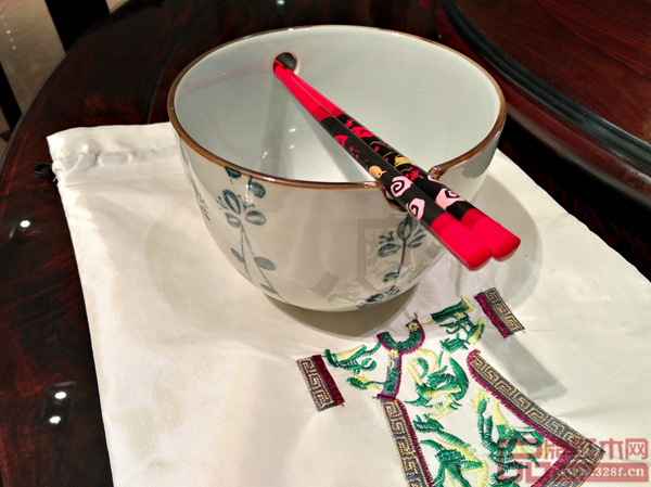 富寶軒紅木圓臺(tái)定制餐具精品 富寶軒紅木圓臺(tái)定制餐具精品