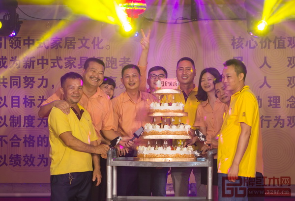 紅古軒品牌創(chuàng)始人吳赤宇(左四)與公司員工一起切蛋糕 紅古軒品牌創(chuàng)始人吳赤宇(左四)與公司員工一起切蛋糕