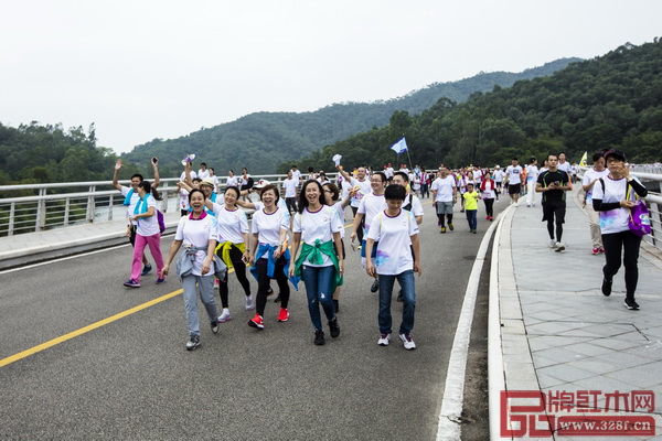 第一屆東莞“愛.徒步”萬眾公益行參與者在路上 第一屆東莞“愛.徒步”萬眾公益行參與者在路上