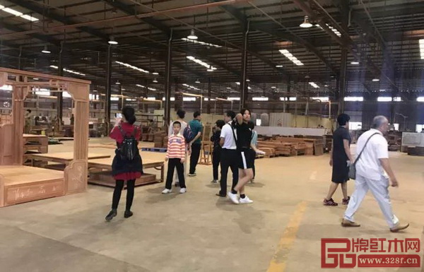 現(xiàn)場嘉賓參觀國壽紅木工廠 現(xiàn)場嘉賓參觀國壽紅木工廠