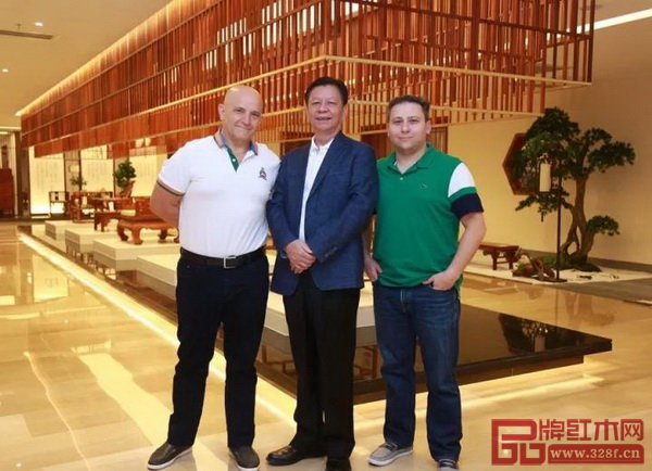 國壽紅木董事長陳國壽(中)與外國來賓共同參觀國壽藝術(shù)館 國壽紅木董事長陳國壽(中)與外國來賓共同參觀國壽藝術(shù)館