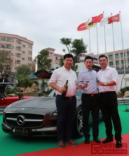 國壽紅木副董事長陳淦凡(右)、副總經(jīng)理王耀佳(左)與中億名車代表促成了此次合作 國壽紅木副董事長陳淦凡(右)、副總經(jīng)理王耀佳(左)與中億名車代表促成了此次合作