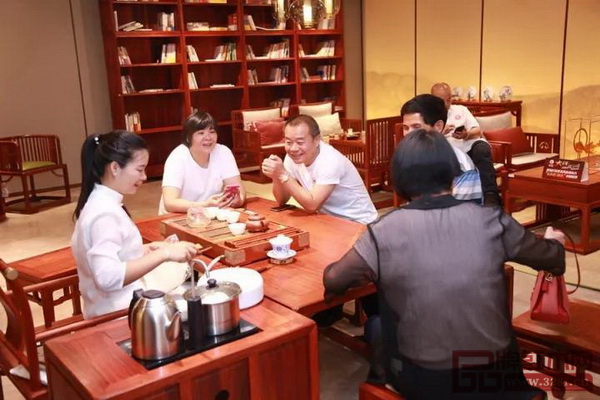 現(xiàn)場嘉賓品味經(jīng)典普洱茶,鑒賞國壽紅木家具 現(xiàn)場嘉賓品味經(jīng)典普洱茶,鑒賞國壽紅木家具