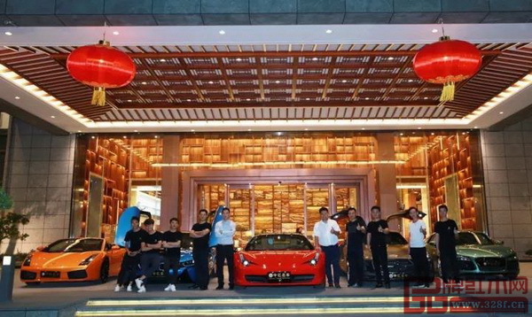 嘉賓們紛紛在國壽紅木藝術(shù)館門前與豪車合影 嘉賓們紛紛在國壽紅木藝術(shù)館門前與豪車合影