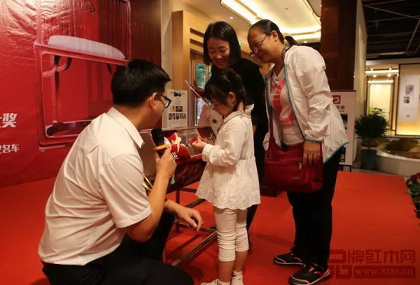 首屆國壽紅木工廠直購節(jié)砸金蛋、抽紅包活動驚喜不斷 首屆國壽紅木工廠直購節(jié)砸金蛋、抽紅包活動驚喜不斷