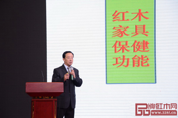 全聯(lián)民間文物藝術(shù)品商會(huì)藝術(shù)紅木家具專業(yè)委員會(huì)專家顧問、華南農(nóng)業(yè)大學(xué)博士生導(dǎo)師李凱夫分析,紅木家具功能創(chuàng)新是產(chǎn)業(yè)發(fā)展的重要趨勢(shì) 全聯(lián)民間文物藝術(shù)品商會(huì)藝術(shù)紅木家具專業(yè)委員會(huì)專家顧問、華南農(nóng)業(yè)大學(xué)博士生導(dǎo)師李凱夫分析,紅木家具功能創(chuàng)新是產(chǎn)業(yè)發(fā)展的重要趨勢(shì)