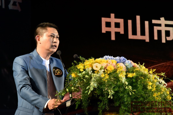 中山市家具商會(huì)會(huì)長(zhǎng)、紅古軒品牌創(chuàng)始人吳赤宇致辭 中山市家具商會(huì)會(huì)長(zhǎng)、紅古軒品牌創(chuàng)始人吳赤宇致辭