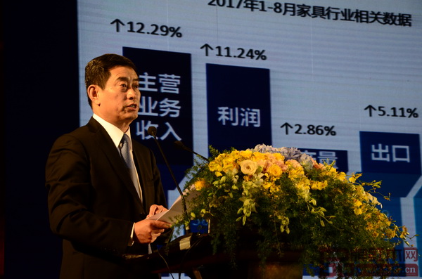 中國(guó)家具協(xié)會(huì)理事長(zhǎng)朱長(zhǎng)嶺在主題分享中分析了目前家具行業(yè)的八個(gè)特點(diǎn) 中國(guó)家具協(xié)會(huì)理事長(zhǎng)朱長(zhǎng)嶺在主題分享中分析了目前家具行業(yè)的八個(gè)特點(diǎn)