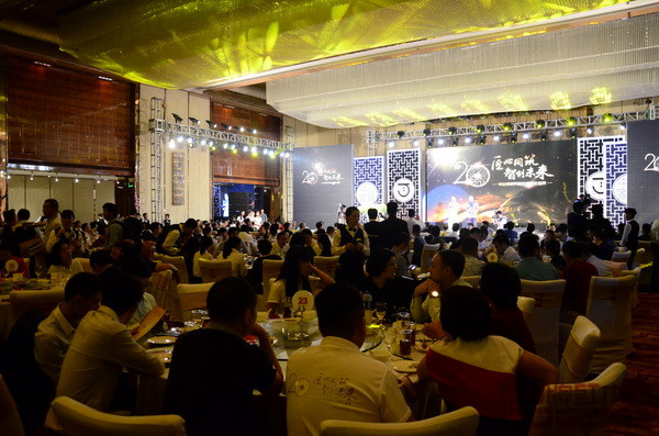 “匠心同筑,智創(chuàng)未來(lái)”中山市家具商會(huì)20周年盛典頒獎(jiǎng)及慶祝晚會(huì)現(xiàn)場(chǎng) “匠心同筑,智創(chuàng)未來(lái)”中山市家具商會(huì)20周年盛典頒獎(jiǎng)及慶祝晚會(huì)現(xiàn)場(chǎng)